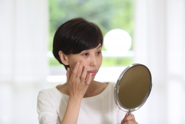 肌を気にする女性