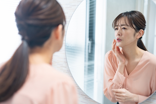 肌を気にする女性